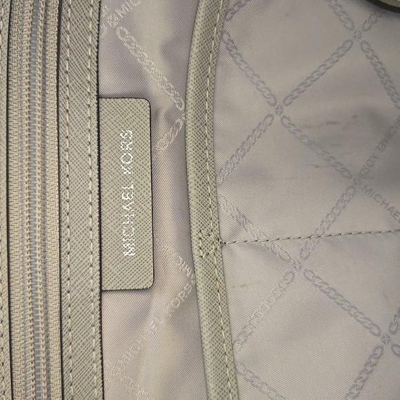 🩶 Michael Kors Light Gray Voyager Large Tote Silver Hardware - Picture 10 of 16